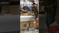 Janusz kupuje hamburgera za złotówkę