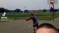 Gość uczy mnie robić windmilla #shorts