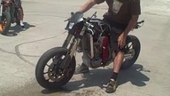 Palenie przedniej gumy motorem
