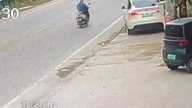 Kupujmy elektryki!, Chiny.  Kierowca tej Tesli stracił panowanie nad pojazdem podczas parkowania.