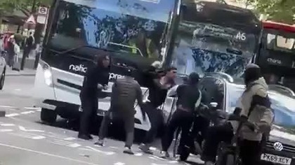 Importowane zwierzęta muzułmańskie dyskutują przy pomocy noży Londyn Przed meczetem Regents Park w Londynie muzułmanie bijatyką dźgają się nawzajem no