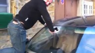 Jak wyciągnąć kluczyki z samochodu