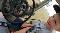 Dzieci uwielbiają jeździć z dziadkiem.  Pierwsza tegoroczna awaria kombajnu