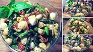 SAŁATKA Z MAKARONEM, SZPARAGAMI, SUSZONYMI POMIDORAMI I SEREM MOZZARELLA