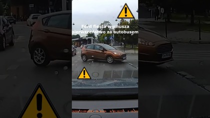 Ford Fiesta wymusza pierwszeństwo za autobusem #shorts #rikordwidjo