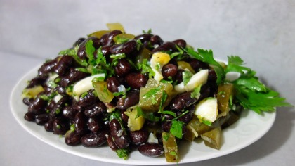 Ekspresowa i smaczna sałatka z jajek i czerwonej fasoli