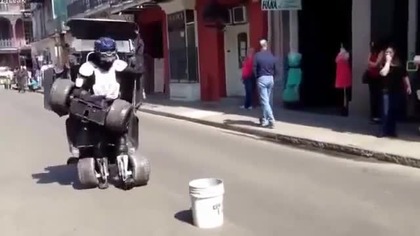 Realistyczny transformer na ulicy