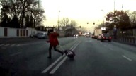 Warszawa: Piesi wbiegają wprost pod maskę samochodu