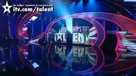 Mam Talent 2010 - Regurgitator Stevie Starr - mężczyzna z rękami w żołądku