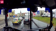Brak uprzejmości na drodze w wykonaniu różowego paska