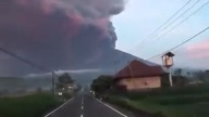 Wulkan na Bali bardzo aktywny.  Pokrzyżował plany 60 tysiącom turystów