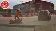 Dostawca jedzenia cudem unika zderzenia z Audi które wjeżdża na czerwonym świetle.  STOP PIRAT