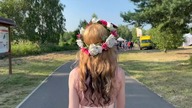 Tutorial jak wykonać wianek na głowę z białymi i r&oacute;żowymi sztucznymi r&oacute;żami