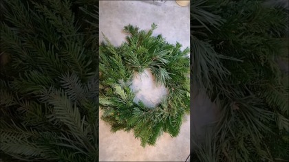 WIANEK Z ZIELONYCH GAŁAZEK z kanału @diy_art_ideas #shorts #christmas #wianki