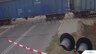 Zderzenie auta z pociągiem towarowym na przejeździe