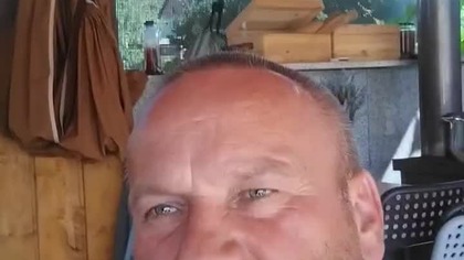 Celebryci i politycy mówią o pakowaniu plecaków.