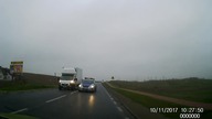 Policyjny radiowóz jedzie na czołówkę
