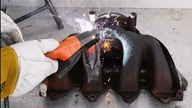 Test spawania żeliwa elektrodą 6013 owiniętą drutem miedzianym.