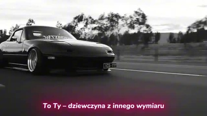 TuneFusion - Projekt J (prod. WV NR) [Polski Phonk 2025 + Tekst]

muzyka motywacyjna 2025, polski rap 2025, polski rap w remixach 2025, polski rap mix, rap 2025, polski rap 2025, rapy, rap, phonk, ultrafunk, funk, brazilian funk, ultra funk, phonk music, lxst cxntury type, phonk drive,  STANCE, JDM, DRIFT,  2025

 Nagranie i montaż: FL Studio
 Wokal: Mikrofon ENDORFY Solum Studio
 Mastering wykonany w BandLab
 Tekst: TuneFusion

 **Słuchaj na platformach streamingowych:**
- Spotify: https://open.spotify.com/track/0DG16aOPaXANiFXYQkNAb5?sid8926c63daa54a89
- Apple Music: https://music.apple.com/us/song/projekt-j/1830644159
- Amazon Music: https://music.amazon.com/albums/B0FKVSDJKJ?marketplaceIdA3K6Y4MI8GDYMT&musicTerritoryPL&refdm_sh_ZESYB60B1wGG8k07ZMFu2MGca&trackAsinB0FKWJHTQ8

 **Śledź mnie:**
- Instagram: https://www.instagram.com/tunefusion.rap/
- Soundcloud: https://soundcloud.com/tunefusion
- Twitter: https://x.com/tunefusionrap
- Spotify (profil artysty): https://open.spotify.com/artist/47tA4pLLZuvqDzKHpLjymE

 **Kontakt:**
- Email: tunefusion.rap@gmail.com

 Nowy album Dziewczyny z przystanku dostępny od 12 sierpnia 2025!

 **Opis utworu:**

Projekt J to nostalgiczny powrót TuneFusiona do szkolnych lat, pierwszych zauroczeń i harcerskich piosenek, które kryły w sobie więcej emocji, niż ktoś mógłby przypuszczać. To szczera historia o Justynie  dziewczynie, która stała się symbolem młodzieńczych marzeń i niewypowiedzianych uczuć. Utwór łączy klimat niewinnej miłości z dojrzałym brzmieniem, zamieniając wspomnienie w phonkową opowieść o emocjach, które nigdy naprawdę nie gasną.

 **Tekst:**

Zwrotka 1:
Świat był prosty, jak zeszyt w kratkę,
Ty z uśmiechem  ja z sercem na kartce.
Śpiewałem teksty, co nie były moje,
Ale czułem je, bo były o Tobie.

Na przerwach patrzyłem, czy spojrzysz choć raz,
Czasem spojrzałaś  i zatrzymał się czas.
Z harcerskiej piosenki zrobiłem wyznanie,
Ale nigdy nie wiedziałaś, że to było kochanie.

Refren:
Projekt J  to nie tylko litera,
To Ty  dziewczyna z innego wymiaru.
Śpiewałem w domu o Tobie wieczorem,
Zakochany dzieciak z sercem płonącym jak zorze.

Nie byliśmy my  byłeś tylko snem,
Ale wracasz do mnie, gdy słyszę ten refren.
Justyno z czasów harcerskich nut,
Wciąż w sercu gra Twój dźwięk  jak cichy puls.

Zwrotka 2:
Nie dotknąłem Cię słowem, nie powiedziałem nic,
Ale każdy mój wers był jak liść na Twój list.
Gdy siedziałaś w ławce i śmiałaś się z kimś,
Ja próbowałem nie czuć  ale nie mogłem z tym żyć.

Symetryczne uczucie  choć jednostronne,
Liryczne myśli  dziś ciągle płoną.
Już nie ma szkoły, nie ma tamtej klasy,
Ale Ty żyjesz w moich nostalgicznym basie.

Refren:
Projekt J  to nie tylko litera,
To Ty  dziewczyna z innego wymiaru.
Śpiewałem w domu o Tobie wieczorem,
Zakochany dzieciak z sercem płonącym jak zorze.

Nie byliśmy my  byłeś tylko snem,
Ale wracasz do mnie, gdy słyszę ten refren.
Justyno z czasów harcerskich nut,
Wciąż w sercu gra Twój dźwięk  jak cichy puls.

Outro:
Może gdzieś tam słuchasz
Może znów śpiewasz tamten tekst
A ja? Ja zrobiłem z niego phonk.
Bo nie umiałem zapomnieć.

#polskirap #muzyka #muzyka2025 #rap #polskiehity #hity2025 #motywacyjnyrap #motywacja #muzykamotywacyjna #tunefusion #phonk #phonk2025 #ultrafunk #funk2025 #phonkdrive #lxstcxntury #phonkmusic #brazilianfunk