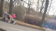 Babcia z wnuczkiem na spacerku