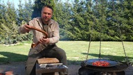Błyskawiczny obiad z ogniska - gotowanie na patelni ogniskowej / Oddaszfartucha