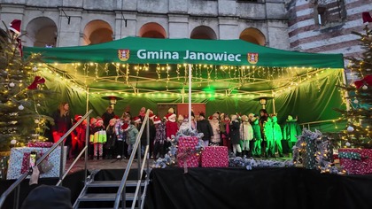 Kolęda Przybieżeli do Betlejem w wykonaniu uczniów SP w Janowcu.