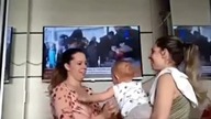 Siostry bliźniaczki i zakłopotane dziecko