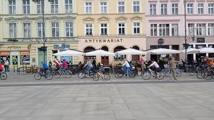 Od razu mówię że kolejne filmy będą niestety po 15 bo po ostatnim nagrywaniu miałem już pamięć zapełnioną a nie przerzucałem tamtych filmów bo zostawiłem na yt więc majówka z klasykami będzie po 15 sekund przy okazji dzięki za te szybkie wbicie prawie 400 wyświetleń na shorcie zatytułowanym Status część 2. Takiego szybkiego wbicia tylu wyświetleń, tak szybkiego wbicia wyświetleń to nie widziałem na moim kanale także dzięki .