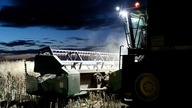 Nocny zbiór rzepaku.  Plon bez rekordu ale i tak bardzo dobry