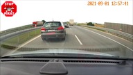 Łotewski kierowca tira spycha osobówkę, która wjechała na zwężeniu.  STOP PIRAT