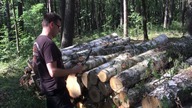 Gośc gra na drewnianych belkach