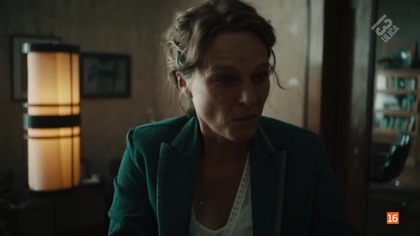 Na granicy: Potworna matka (Polizeiruf 110: Monstermutter)
Po dokładnym rozważeniu, detektyw Olga Lenski (Maria Simon) postanowiła odejść z pracy. O swojej decyzji poinformowała jedynie szefa. Pozostały czas postanawia spędzić na urlopie z c&oacute;rką Almą (Aennie Lade), a następnie szybko i bezboleśnie pożegnać się z kolegami. Jej plan komplikują wieści o śmiertelnym ataku na pracownika biura opieki nad młodzieżą. Lenski zostaje zmusza do powrotu. Adam Raczek (Lucas Gregorowicz) jest rozczarowany, gdy dowiaduje się o planach partnerki. Jego zaufanie do koleżanki zostaje zachwiane, a między wsp&oacute;lnikami rodzi się konflikt. Adam jest przekonany, że nie poradzi sobie z dochodzeniem. Tożsamość i motywy sprawcy pozostają nieznane. Spos&oacute;b jego działania skłania detektyw&oacute;w do podejrzeń, że jest wyjątkowo brutalny i niebezpieczny. Odnalezienie samochodu mordercy odsłania jego tożsamość. Okazuje się, że to zwolniona z więzienia Louise Bronski (Luzia Oppermann). Jedyną osobą, jaką śledczy mogą przesłuchać, jest jej matka, kt&oacute;ra od lat nie utrzymuje kontaktu z c&oacute;rką. Louisę w więzieniu odwiedzał jej prawnik, Hannwacker (Rainer Strecker). Olga spotyka się z mężczyzną, by zdobyć informacje o pobycie uciekinierki. Detektyw nie wraca z przesłuchania, a jej telefon milczy. Zesp&oacute;ł jest poważnie zaniepokojony. Policjanci znajdują obrońcę Louisy postrzelonego w swoim biurze. Olga jest w niebezpieczeństwie.

Źr&oacute;dło: https://www.teleman.pl/tv/Na-Granicy-Potworna-Matka-2470677
