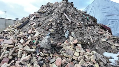 Duża górka złożona z pozostałości po wyburzeniu budynku nadal spoczywa przy ulicy Kablowej. Miasto ma problem z tym by ją usunąć, a Radna Wiesława Babula przychodzi z odsieczą.

Przy ulicy Kablowej wciąż zalega spory kopiec gruzu, czyli pozostałość po wyburzonym w grudniu 2024 roku budynku. Miejsce to wcześniej zasłynęło z niebezpiecznego incydentu: na jedną z mieszkanek Szczakowej niemal spadły cegły ze ściany, która przylegała do drogi. Choć prace rozbiórkowe zakończyły się w również w grudniu, to gruz do dziś nie został usunięty z powodu ograniczeń finansowych.

W międzyczasie zerwana została taśma zabezpieczająca teren. Dzięki temu niektórzy ludzie zaczęli wybierać cegły, co może być pewnym plusem. Jednak niektórzy zaobserwowali, że dzieci z okolicy zaczęły bawić się na stromej górce gruzu.

Radna Wiesława Babula przychodzi więc z pomysłem, który ma rozwiązać ten problem. Zwraca ona uwagę, że ten rodzaj gruzu doskonale nadaje się do utwardzania gruntu. Jej zdaniem, jeśli miasto nie jest w stanie ponieść kosztów wywozu, należałoby udostępnić gruz osobom lub firmom, które mogłyby go wykorzystać we własnym zakresie. Taki krok pozwoliłby nie tylko na uporządkowanie terenu, lecz także na ograniczenie wydatków z miejskiego budżetu.

Dlatego jeśli są chętni do odbioru i zagospodarowania tego gruzu mogą to zrobić bezpłatnie. 

Materiał pochodzi ze strony https://www.jaw.pl
#jaworzno #jawpl