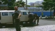 Policjant egzekutuje bandyte