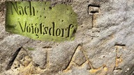 ZAGADKOWE RYTY NA SKALE/ KAMIENNY DROGOWSKAZ/ Chełmsko Śl. / Uniemyśl