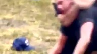 Policjant znęca się nad nastolatkiem NWO