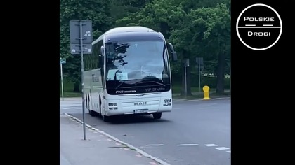 AUTOKAR BEZ KIEROWCY STACZA SIĘ ZE WZNIECIENIA