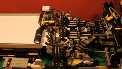 Maszyna z LEGO składająca papierowe samoloty