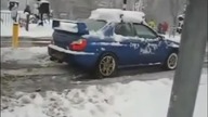 Subaru ciągnie tira