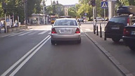 Dzieciak wbiegł wprost pod jadące auto - chciał zdążyć na tramwaj