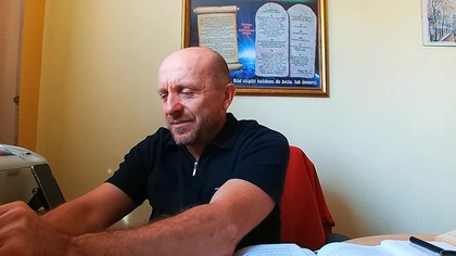 Rozdział 28  Sąd śledczy*Zwany także przedadwentowym, przedparuzyjnym lub przedmilenijnym.

Prorok Daniel napisał: A gdy patrzyłem, postawiono trony i usiadł Sędziwy. Jego szata była jak śnieg, a włosy na głowie czyste jak wełna. Jego tron jak płomienie ogniste, a jego koła jak ogień płonący. Ognista rzeka wypływała i wychodziła sprzed niego. Tysiąc tysięcy służyło mu, a dziesięć tysięcy razy dziesięć tysięcy stało przed nim, zasiadł sąd i otworzono księgi. Daniela 7,9-10. 

W ten sposób przedstawiono prorokowi w widzeniu ten wielki i uroczysty czas, kiedy Sędzia całego świata dokona przeglądu charakteru oraz życia każdego człowieka i nagrodzi bądź ukarze go według uczynków jego(...)

I widziałem w widzeniach nocnych. Oto na obłokach niebieskich przyszedł ktoś, podobny do Syna Człowieczego; doszedł do Sędziwego i stawiono go przed nim. I dano mu władzę i chwałę, i królestwo, aby mu służyły wszystkie ludy, narody i języki, Jego władza  władzą wieczną, niezmienną, jego królestwo  niezniszczalne. Daniela 7,13-14. Opisane przez Daniela przyjście Chrystusa nie jest Jego powtórnym przyjściem na ziemię. Chrystus przychodzi przed Sędziwego, siedzącego na tronie, aby otrzymać władzę, chwałę oraz królestwo, które będą Mu dane po zakończeniu Jego służby pojednania jako pośrednika. O tym właśnie przyjściu Jezusa, a nie o Jego powrocie na ziemię, mówi proroctwo, które przepowiada, że wydarzenie to będzie miało miejsce przy końcu 2300 dni, tj. w roku 1844. 

Otoczony świętymi aniołami nasz Najwyższy Kapłan wchodzi do miejsca najświętszego niebiańskiej świątyni i tam staje przed Bogiem, aby wykonać ostatni akt swej służby dla ludzkości  przeprowadzić sąd śledczy i pojednać z Bogiem tych wszystkich, którzy swym życiem pokazali, że mają prawo do Jego dobrodziejstw. 

W symbolicznej służbie starego przymierza tylko ci mieli udział w czynnościach Dnia Pojednania, którzy przyszli do Boga, by wyznać swe grzechy i pokutować za nie, i których grzechy zostały przez krew zabitej ofiary wniesione do świątyni. Podobnie w ostatecznym Dniu Pojednania i sądu śledczego będą brani pod uwagę tylko ci, którzy należeli do ludu Bożego. Sąd nad niezbożnymi odbędzie się później. Nadszedł bowiem czas, aby się rozpoczął sąd od domu Bożego, a jeśli zaczyna się od nas, to jakiż koniec czeka tych, którzy nie wierzą ewangelii Bożej? 1 Piotra 4,17. 
Księgi nieba, w których zapisane są imiona i czyny ludzi, zadecydują o wyrokach, jakie zapadną na sądzie. Prorok Daniel mówi: Zasiadł sąd i otworzono księgi. Autor ostatniej księgi Biblii, opisując tę samą scenę, dodaje: Również inna księga, księga żywota została otwarta, i osądzeni zostali umarli na podstawie tego, co zgodnie z ich uczynkami było napisane w księgach. Objawienie 20,12. 

Księga żywota zawiera imiona wszystkich, którzy kiedykolwiek służyli Bogu. Jezus powiedział do swych uczniów: Radujcie się z tego, iż imiona wasze w niebie są zapisane. Łukasza 10,20. Apostoł Paweł mówi o swych wiernych współpracownikach, że ich imiona są w księdze żywota. Filipian 4,3. Daniel mówiąc o czasie, takiego ucisku, jakiego nigdy nie było, stwierdza, że lud Boży zostanie wybawiony  każdy, kto jest wpisany do księgi żywota. Daniela 12,1. W Apokalipsie Jana czytamy, że tylko ci będą mogli wejść do miasta Bożego, których imiona zapisane są w księdze żywota Baranka. Objawienie 21,27. 

Przed Bogiem została spisana księga pamiątkowa, w niej zanotowane są dobre uczynki tych, którzy boją się Pana i czczą jego imię. Malachiasza 3,16. W niebie zarejestrowane są słowa wiary i czyny miłosierdzia. Nehemiasz miał to na myśli, mówiąc: Zachowaj to, mój Boże, w pamięci ku mojemu dobru i nie wymaż moich dobrych uczynków, jakie spełniłem dla domu mojego Boga. Nehemiasza 13,14. W księdze pamiątkowej Boga uwieczniony jest każdy sprawiedliwy czyn. W niej zapisana jest każda odparta pokusa, każde zwyciężone zło, każde wypowiedziane słowo współczucia, zanotowano tam każdy ofiarny czyn oraz każde cierpienie i ból znoszone dla Chrystusa. Psalmista mówi: Tyś policzył dni mojej tułaczki, zebrałeś moje łzy w bukłak swój. Czyż nie są zapisane w księdze twojej? Psalmów 56,9. 

W niebie zanotowane są także ludzkie grzechy. Bóg bowiem odbędzie sąd nad każdym czynem, nad każdą rzeczą tajną  czy dobrą, czy złą. Kaznodziei 12,14. Zbawiciel powiedział: Z każdego nieużytecznego słowa, które ludzie wyrzekną, zdadzą sprawę w dzień sądu. Albowiem na podstawie słów twoich będziesz usprawiedliwiony i na podstawie słów twoich będziesz potępiony. Mateusza 12,36-37. W tym nieomylnym zapisie znajdują się skryte zamiary i motywy, gdyż Pan ujawni to, co ukryte w ciemności i objawi zamysły serc. 1 Koryntian 4,5. Oto to jest zapisane przede mną (...) ich winy oraz winy ich ojców  mówi Pan. Izajasza 65,6-7.