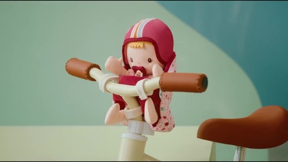 Lalka dzidziuś w foteliku rowerowym z komforterem i kaskiem Lena 18 m+ Lilliputiens