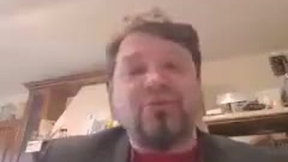 rozmawia z pewną kobietą na całej sytuacji w perfumerii millor i zdradach