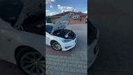 Bagażnik w Tesli vs.  bagażnik w Corvette C8 