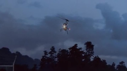 Gęsta mgła zalega nad morzem. Nagle, jak z sennego horroru, cień olbrzymiego gada pada na okno samotnej latarni. W jego paszczy tkwią ostre jak brzytwa zęby, pazury zdolne są przeciąć stal, ryk brzmi echem przez stulecia, płetwy grzbietowe przypominają ognie błyskawic, a laserowy oddech zmienia wszystko w popiół. W ślad za przebudzeniem tej istoty idzie całkowite zniszczenie. Godzilla, król