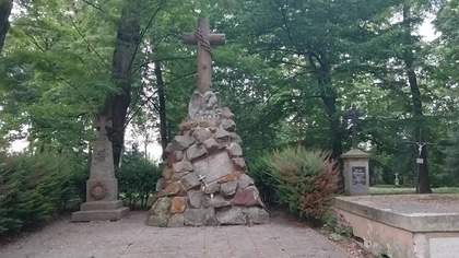 Niestety, robacze siły przypuszczały wielokrotne ataki na wujciofajowe pozycje, w związku z tym musiałem ciągle się przemieszczać by nie zostać do reszty oblezionym przez kleszczo-komaro-podobne stwory ;).

Link do mojego bloga:

https://wujciofaja.blogspot.com/