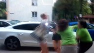 MMA przed Żabką.  Ekspedientki w akcji