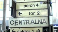 Wieża z peronowych tabliczek na Dworcu Centralnym