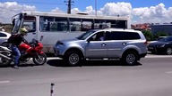 Motocyklista udziela dobrej lekcji aroganckiemu kierowcy SUV w Sewastopolu