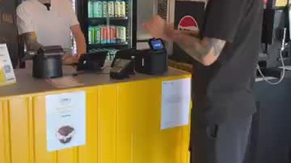 ZAPROPONOWAŁ MU LODA W KEBABIE